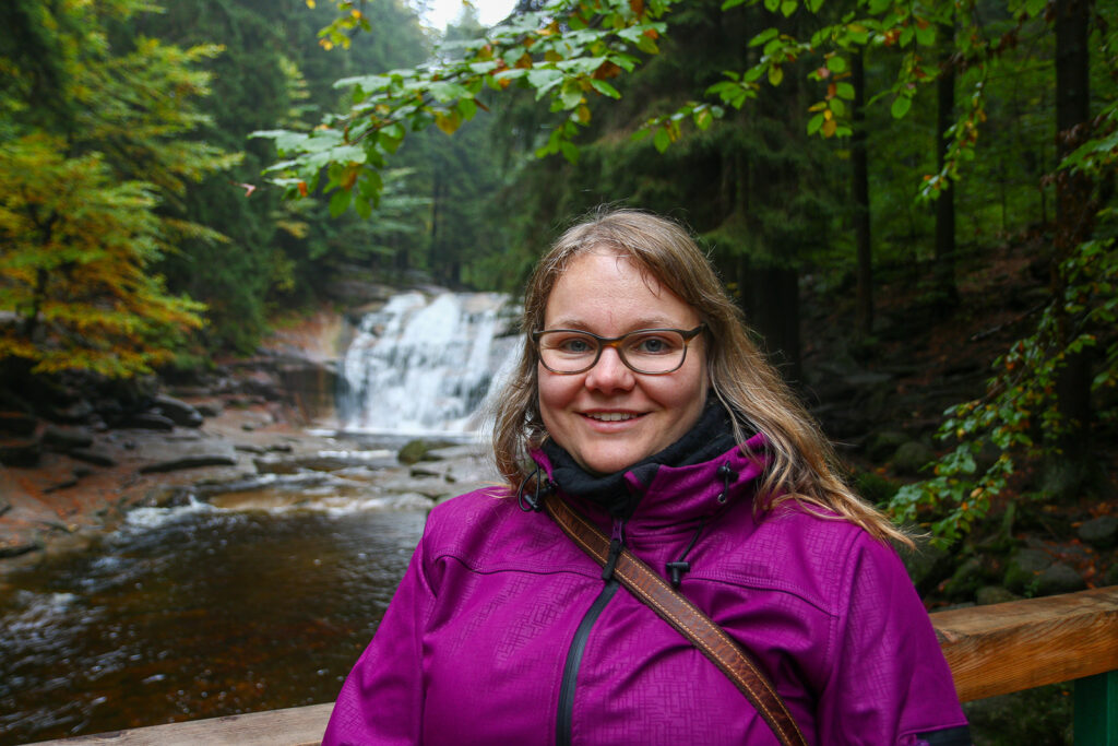 Christiane Schubert steht vor dem Mumlavsky Wasserfall